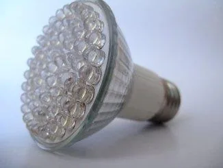 E27 3W šiltai balta LED lemputė
