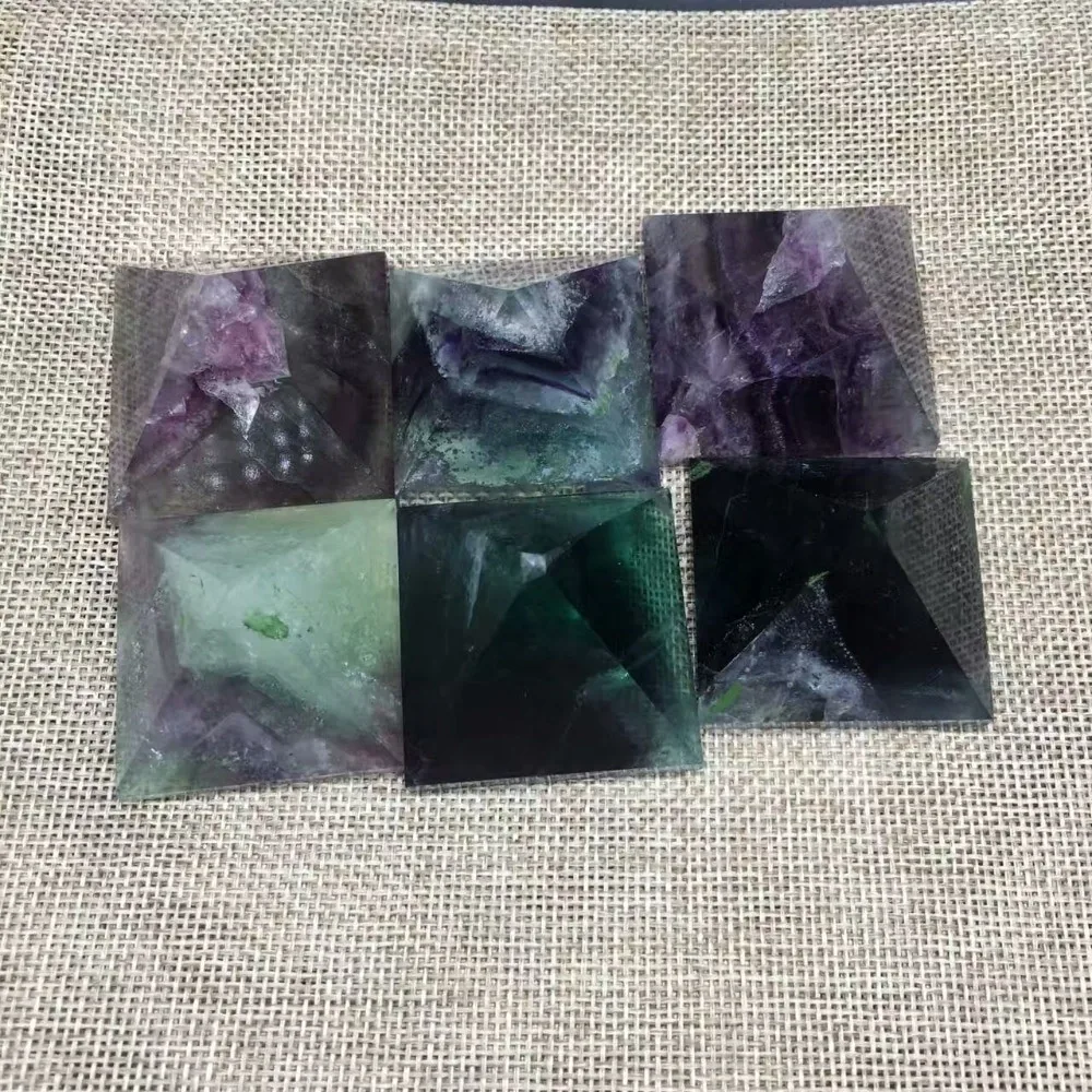 Figūrėlė "Piramidė" (floritas, 4 x 4 cm)