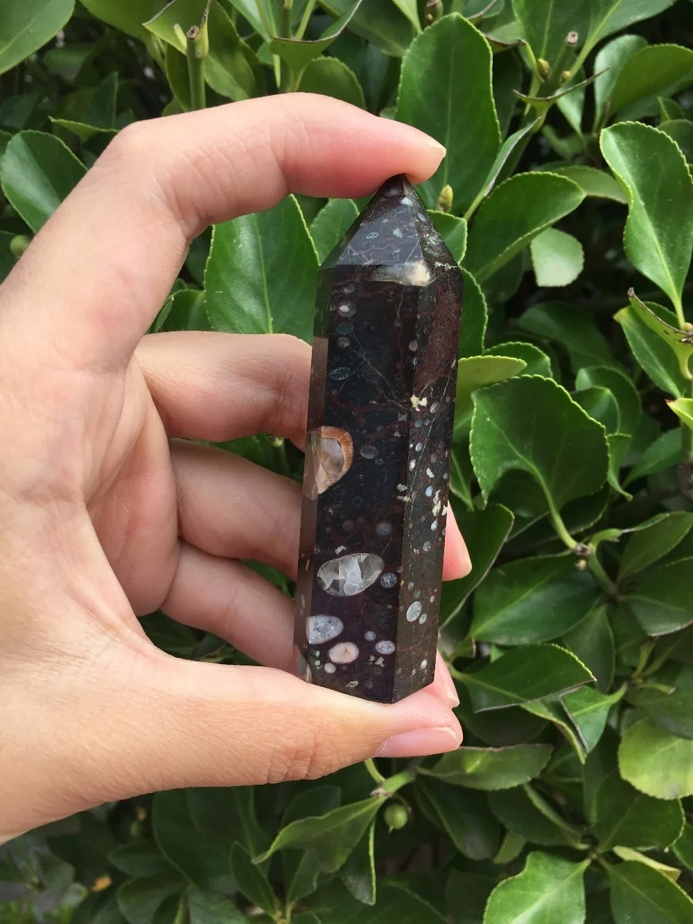 Natūralus mineralas "Modernus obeliskas 3" (Jadas, 7 cm, 72 g)