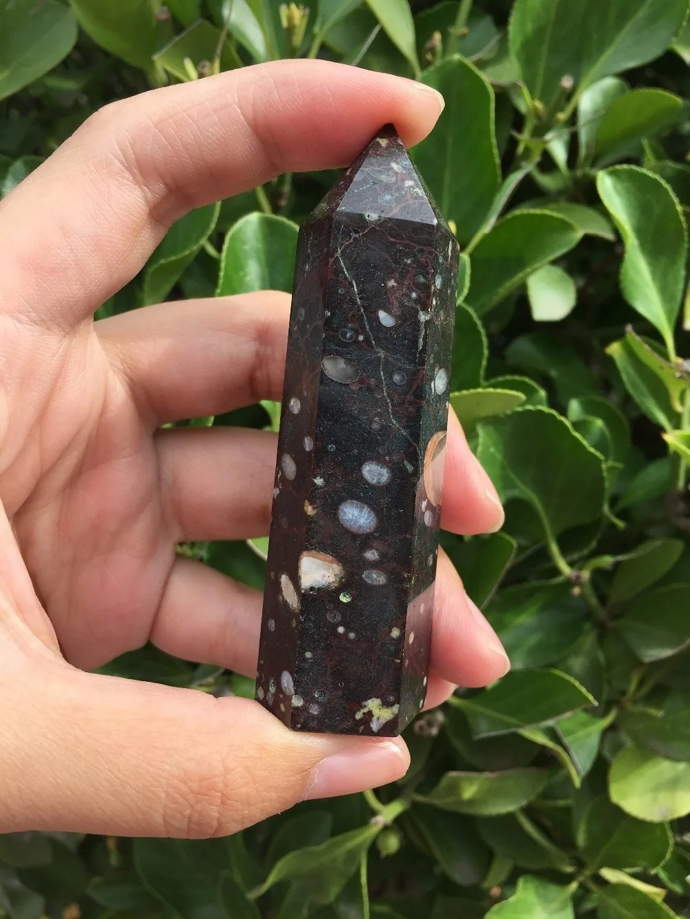 Natūralus mineralas "Modernus obeliskas 3" (Jadas, 7 cm, 72 g)